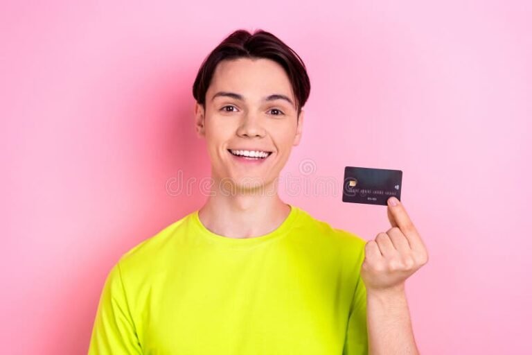 À Quel Âge Peut-On Ouvrir Un Compter Bancaire Pour Un Mineur 22 adolescent souriant avec carte bancaire coloree