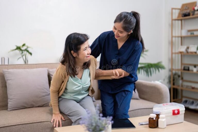 aide a domicile avec sourire chaleureux