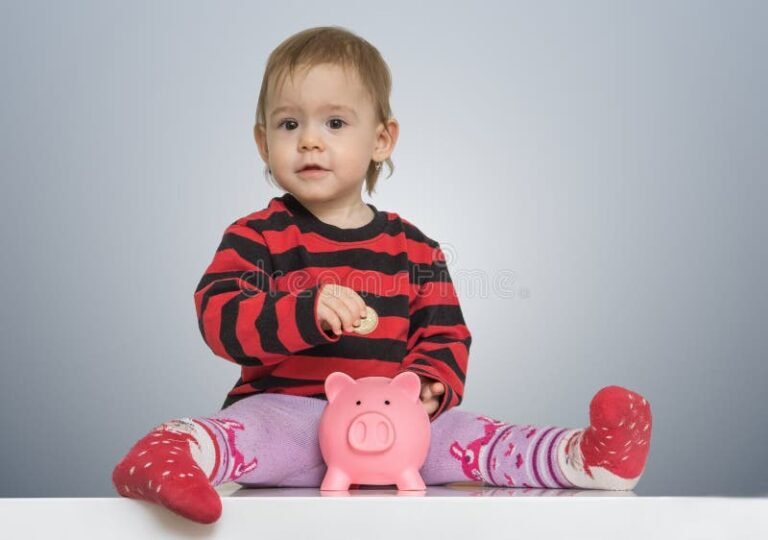 Quel Compte Bancaire Ouvrir Pour Un Bébé Dès La Naissance 4 bebe avec tirelire et pieces de monnaie