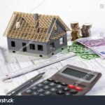 Comment Faire Une Simulation De Prêt PEL À La Caisse d’Épargne calculatrice-avec-maison-miniature-et-euro