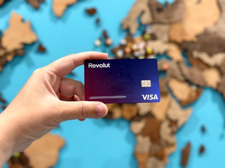 carte bancaire revolut avec deux mains