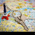 Quel Comparateur de Bureau de Change Paris Offre les Meilleurs Taux carte-de-paris-avec-icones-de-devises