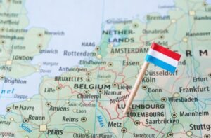 carte du luxembourg avec euro et symboles bancaires