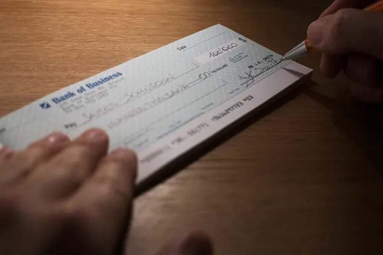 cheque bancaire et coordonnees de compte visibles