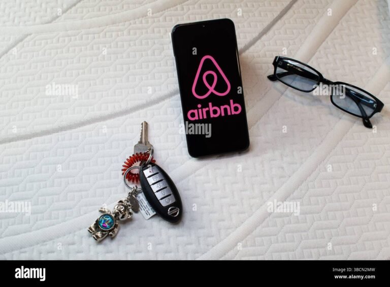cle airbnb avec carnet de notes et smartphone