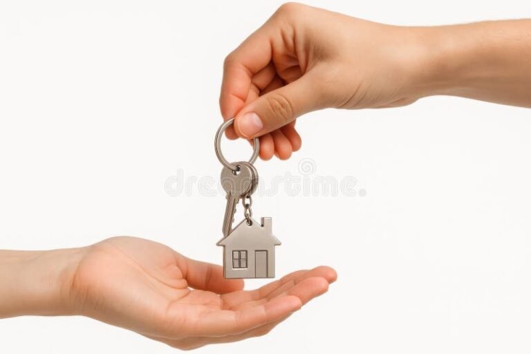 cle de maison dans une main ouverte
