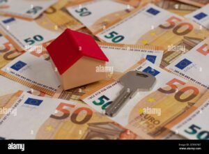 cle de maison posee sur des billets