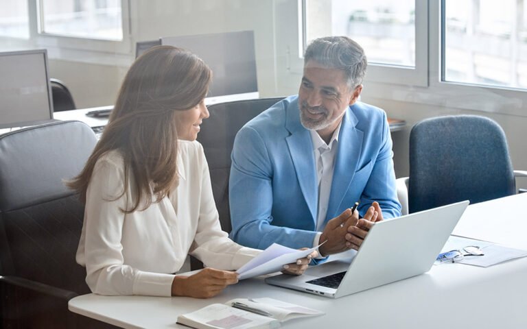 Quels services Société Générale propose-t-elle pour les comptes particuliers 6 client consultant conseiller bancaire en agence moderne