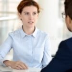 Quelles conditions faut-il pour obtenir un micro crédit à la Banque de France client-discutant-avec-conseiller-bancaire-serieux