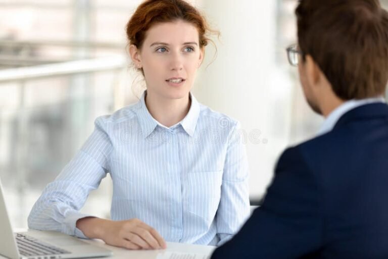 client discutant avec conseiller bancaire serieux