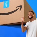 client-heureux-recevant-remboursement-dabonnement