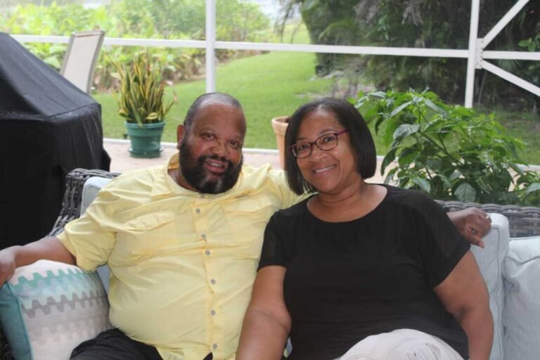 Quel Fournisseur d’Électricité Est Le Moins Cher Selon Les Avis Clients 13 clients comparant factures electricite souriants