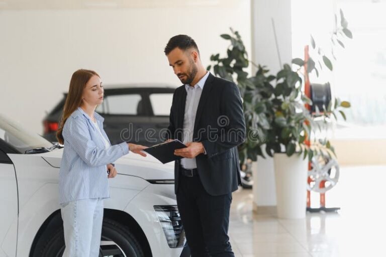 clients satisfaits discutant voiture dans garage lumineux