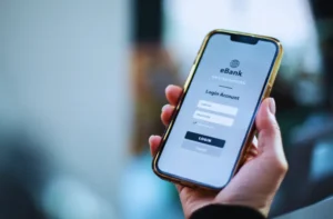 clients utilisant application bancaire sur smartphone moderne