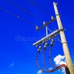 compteur-electrique-edf-avec-ciel-bleu-arriere-plan