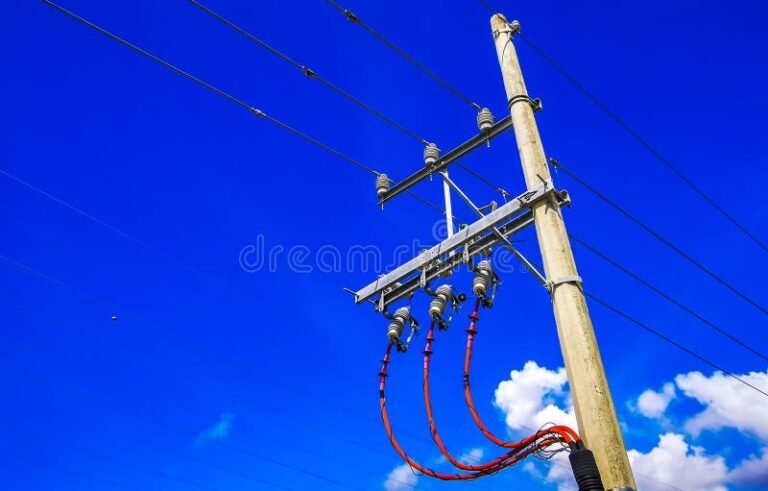 compteur electrique edf avec ciel bleu arriere plan