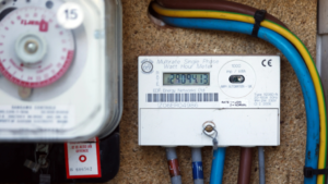 compteur electrique edf avec fond bleu lumineux