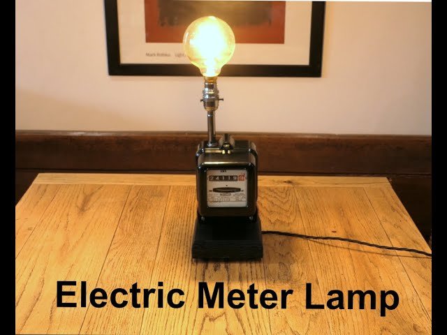 compteur electrique vintage avec lumiere allumee