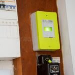 compteur-linky-moderne-avec-maison-en-arriere-plan