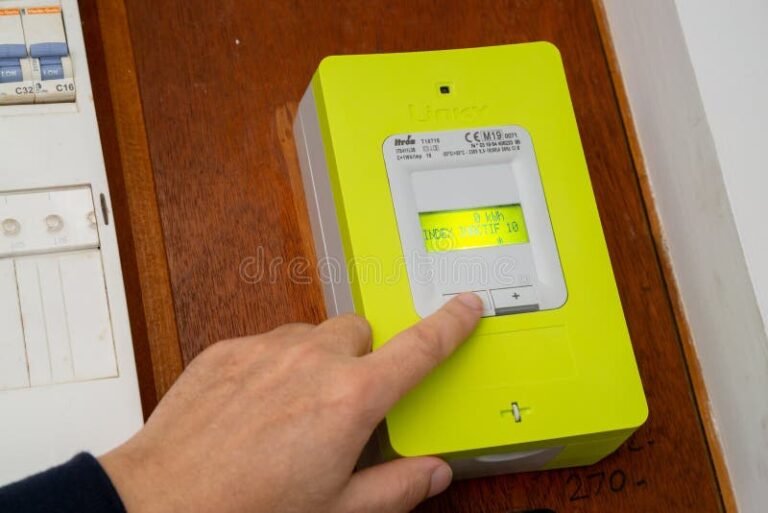 compteur linky numerique sur mur electrique moderne