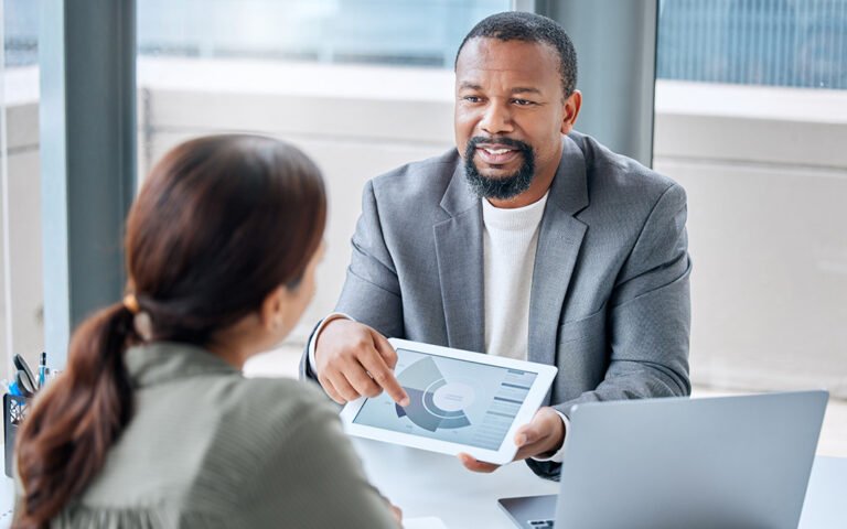 conseiller bancaire discutant avec entrepreneur en agence