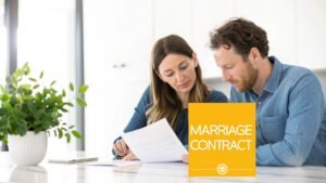 couple separe discutant contrat immobilier ensemble