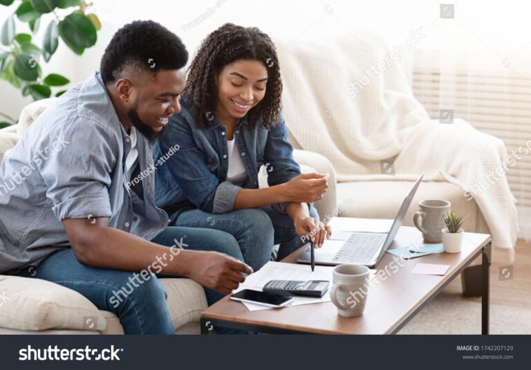 couple souriant discutant de finances ensemble