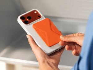 deux mains tenant un seul porte monnaie partage