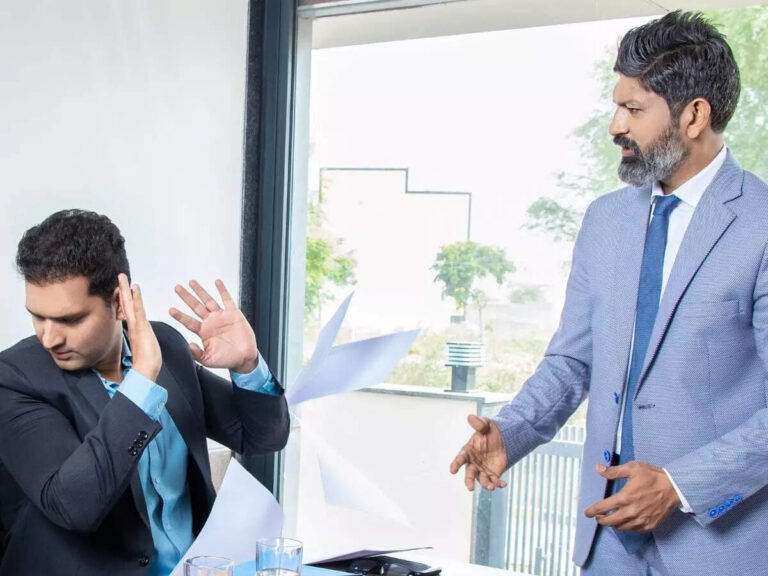 Un employeur Peut-Il Imposer Des Congés À Ses Salariés 26 employeur discutant conges avec salarie au bureau