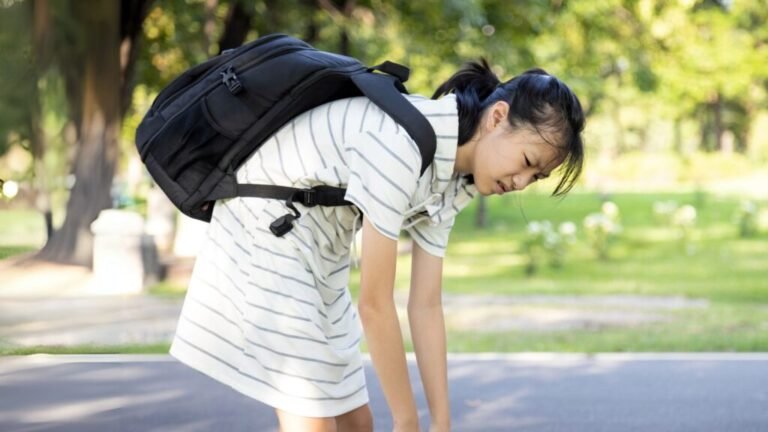 Jusqu'à Quel Âge Une Assurance Scolaire Couvre-t-elle Les Enfants 3 enfant avec cartable et adulte guidant