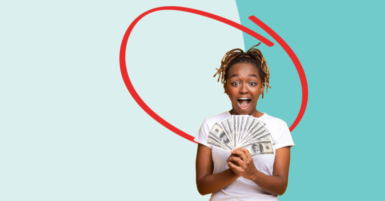 etudiant heureux recevant une prime bancaire