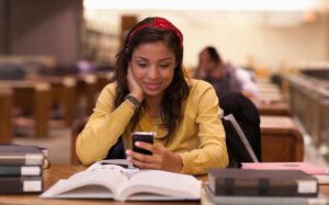 etudiant utilisant un smartphone reconditionne moderne