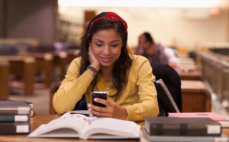 etudiant utilisant un smartphone reconditionne moderne