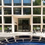 Comment Trouver Une Agence Caisse d'Épargne Au Teil facade-agence-bancaire-moderne-en-centre-ville