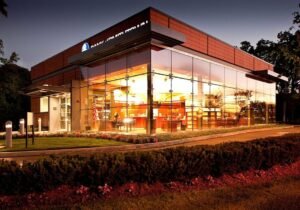 facade lumineuse dune agence bancaire locale