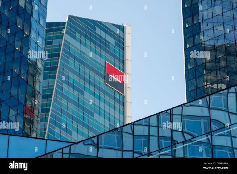 Quels services la Société Générale de Bouc Bel Air propose-t-elle aux clients 3 facade moderne agence bancaire societe generale