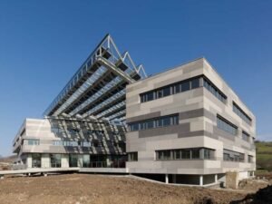 facade moderne agence credit agricole cergy