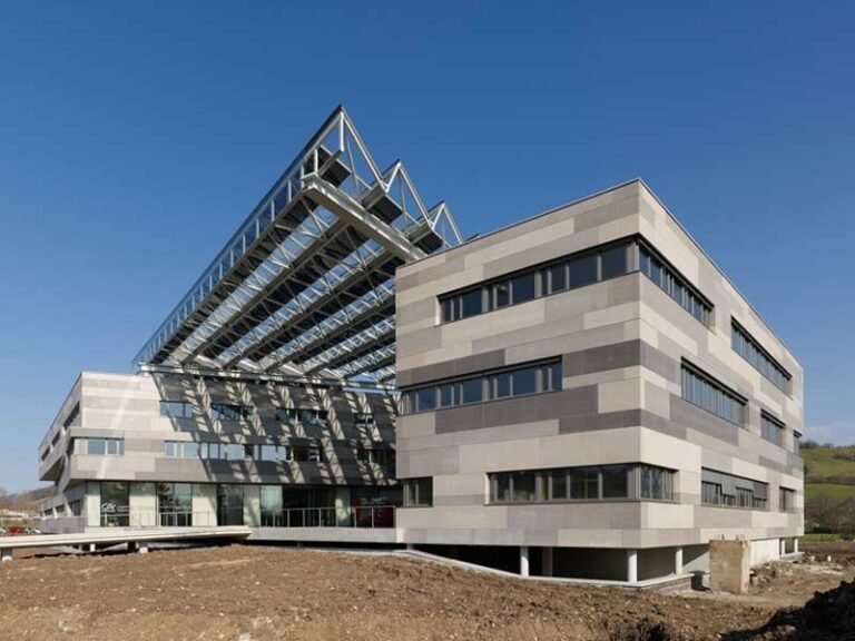facade moderne agence credit agricole cergy
