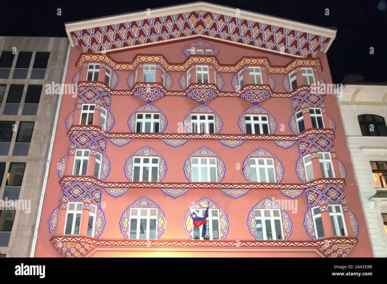 facades colorees des banques en ville