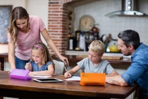 famille aidant enfant a faire devoirs
