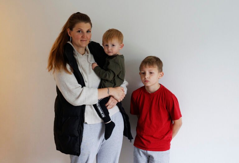 famille decue devant maison inaccessibles financierement