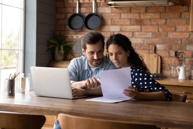 famille discutant autour de documents financiers