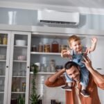 Qui Peut Bénéficier du Chèque Énergie et Comment l’Utiliser famille-heureuse-controlant-leurs-factures-denergie