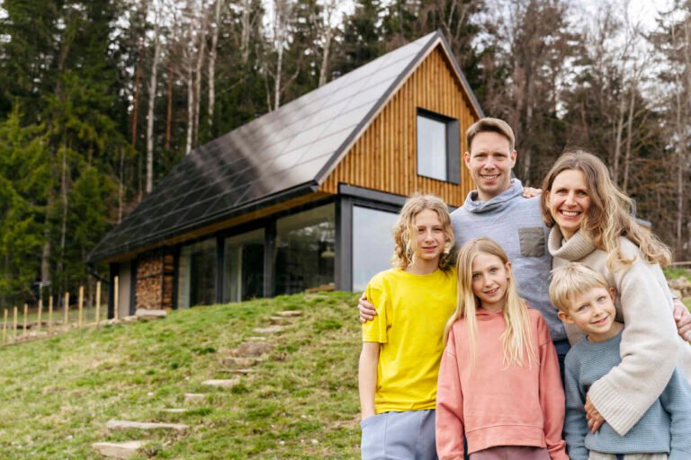 famille heureuse devant residence vacances moderne