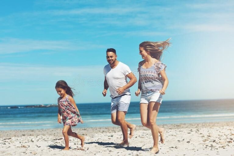 famille heureuse profitant de vacances au soleil