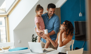 famille heureuse recevant un cheque energie