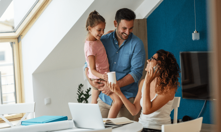 famille heureuse recevant un cheque energie