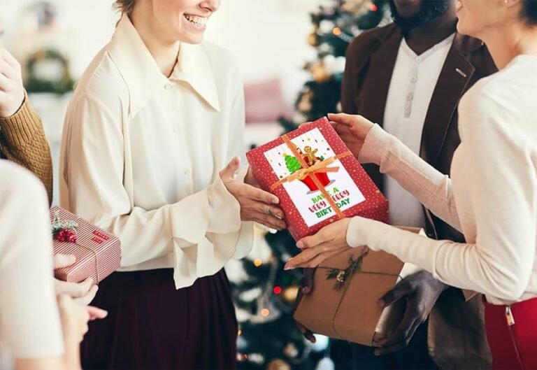 famille souriante recevant une enveloppe cadeaux