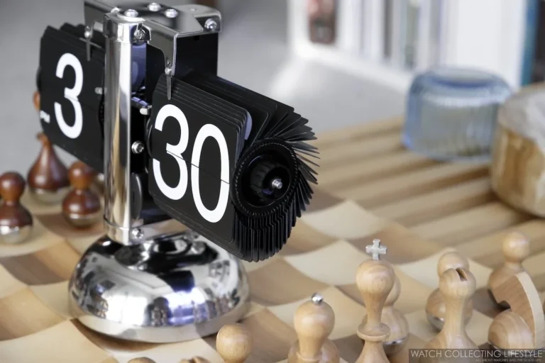 horloge ancienne avec zones lumineuses alternees