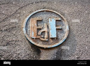 horloge et prise electrique avec symbole edf